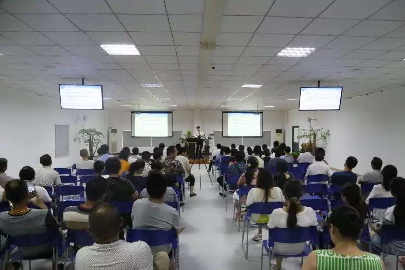 品传公司张泽华应要龙大花卉市场邀请讲授商业知识